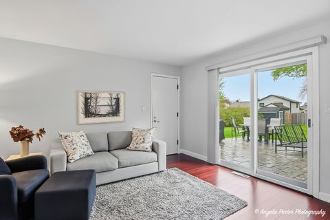 Tiny photo for Lindenhurst, IL 60046 (MLS # 12610937)