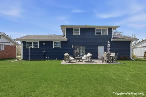 Tiny photo for Lindenhurst, IL 60046 (MLS # 12610937)