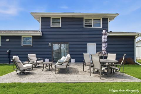 Tiny photo for Lindenhurst, IL 60046 (MLS # 12610937)