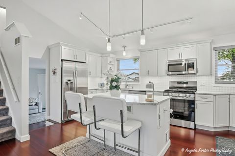 Tiny photo for Lindenhurst, IL 60046 (MLS # 12610937)
