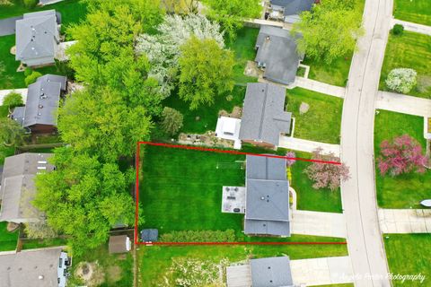 Tiny photo for Lindenhurst, IL 60046 (MLS # 12610937)