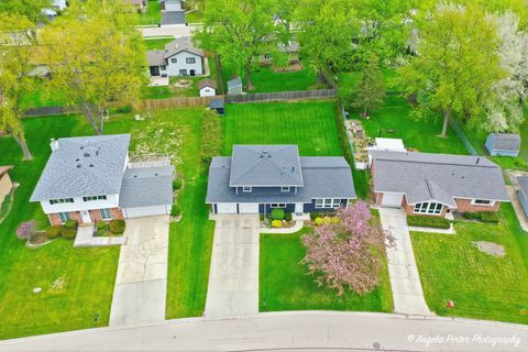 Tiny photo for Lindenhurst, IL 60046 (MLS # 12610937)