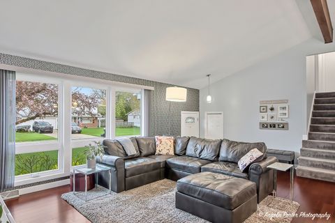Tiny photo for Lindenhurst, IL 60046 (MLS # 12610937)
