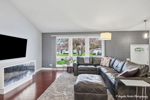 Tiny photo for Lindenhurst, IL 60046 (MLS # 12610937)
