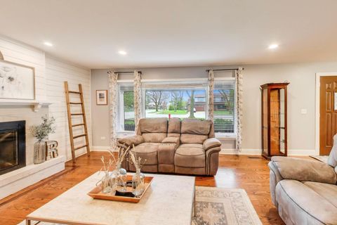 Tiny photo for 2822 N Brighton Place, Arlington Heights, IL 60004 (MLS # 12575500)