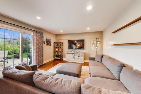 Tiny photo for 2822 N Brighton Place, Arlington Heights, IL 60004 (MLS # 12575500)