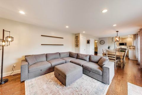 Tiny photo for 2822 N Brighton Place, Arlington Heights, IL 60004 (MLS # 12575500)