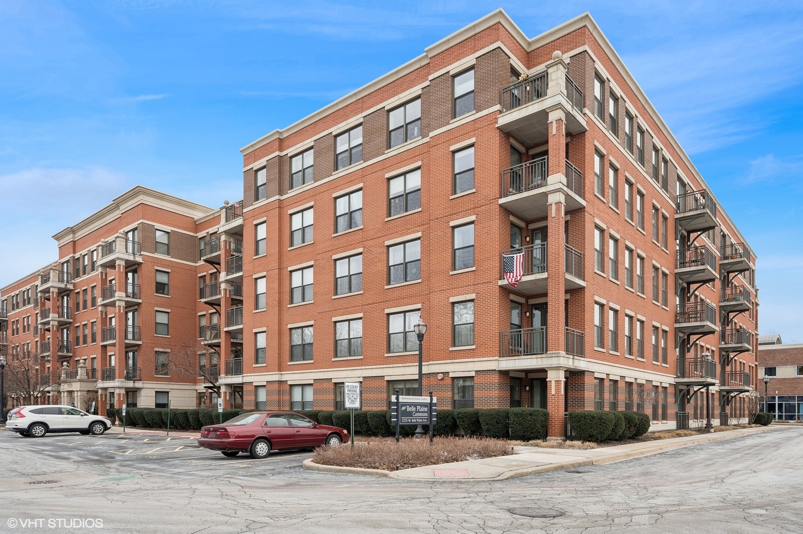 2335 W Belle Plaine Avenue 207