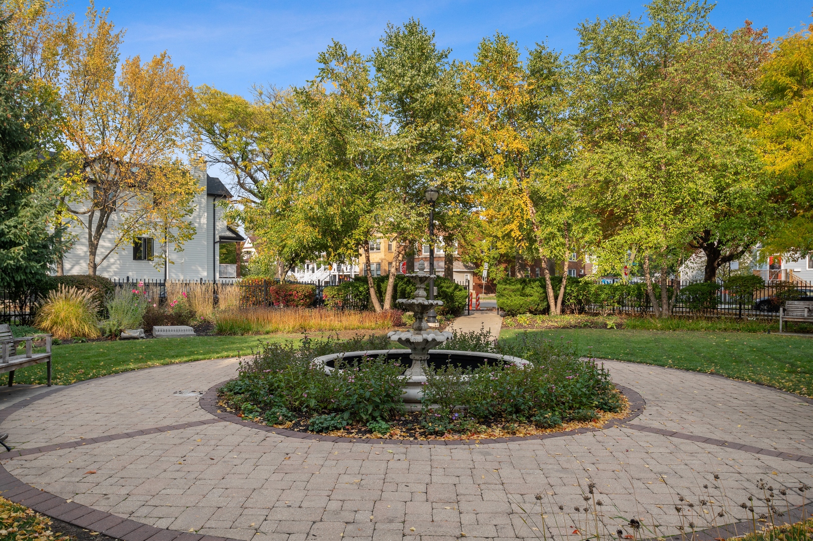 2335 W Belle Plaine Avenue 207