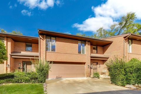 Tiny photo for 300 Boardwalk Place, Park Ridge, IL 60068 (MLS # 12516197)