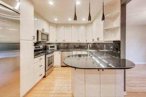 Tiny photo for 300 Boardwalk Place, Park Ridge, IL 60068 (MLS # 12516197)