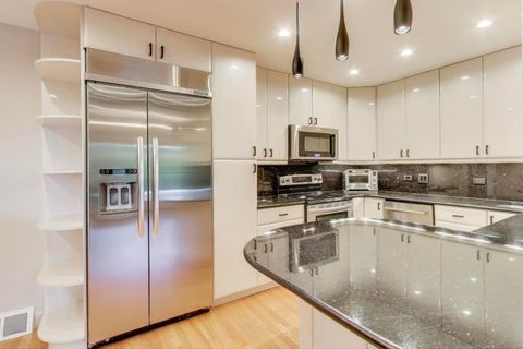 Tiny photo for 300 Boardwalk Place, Park Ridge, IL 60068 (MLS # 12516197)