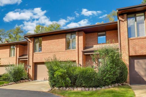 Tiny photo for 300 Boardwalk Place, Park Ridge, IL 60068 (MLS # 12516197)