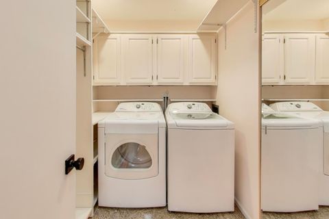 Tiny photo for 300 Boardwalk Place, Park Ridge, IL 60068 (MLS # 12516197)