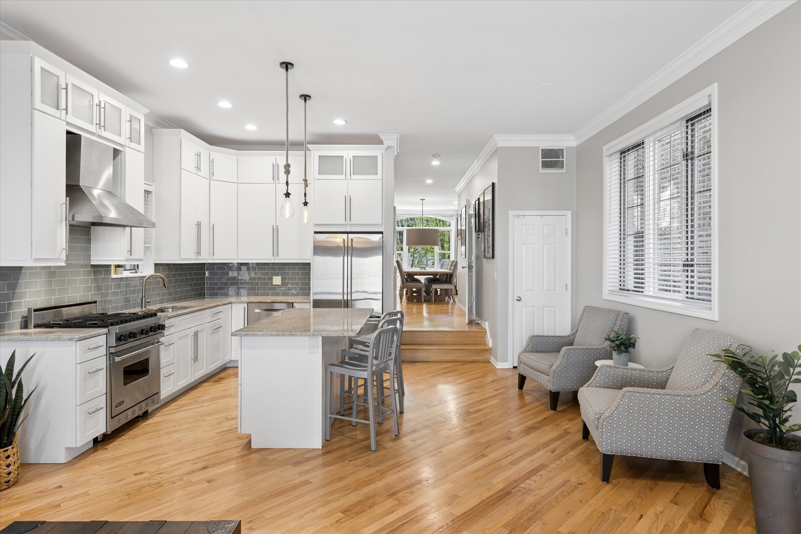 2338 N OAKLEY Avenue