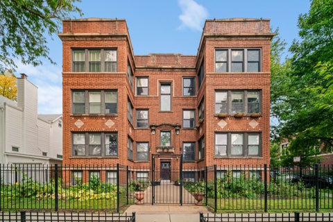 Photo of 6701 N Bosworth Avenue #3, Chicago, IL 60626 (MLS # 12761913)