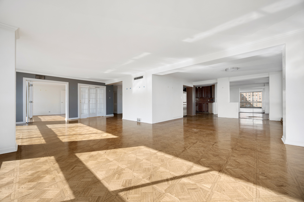 320 W OAKDALE Avenue 1301-1302