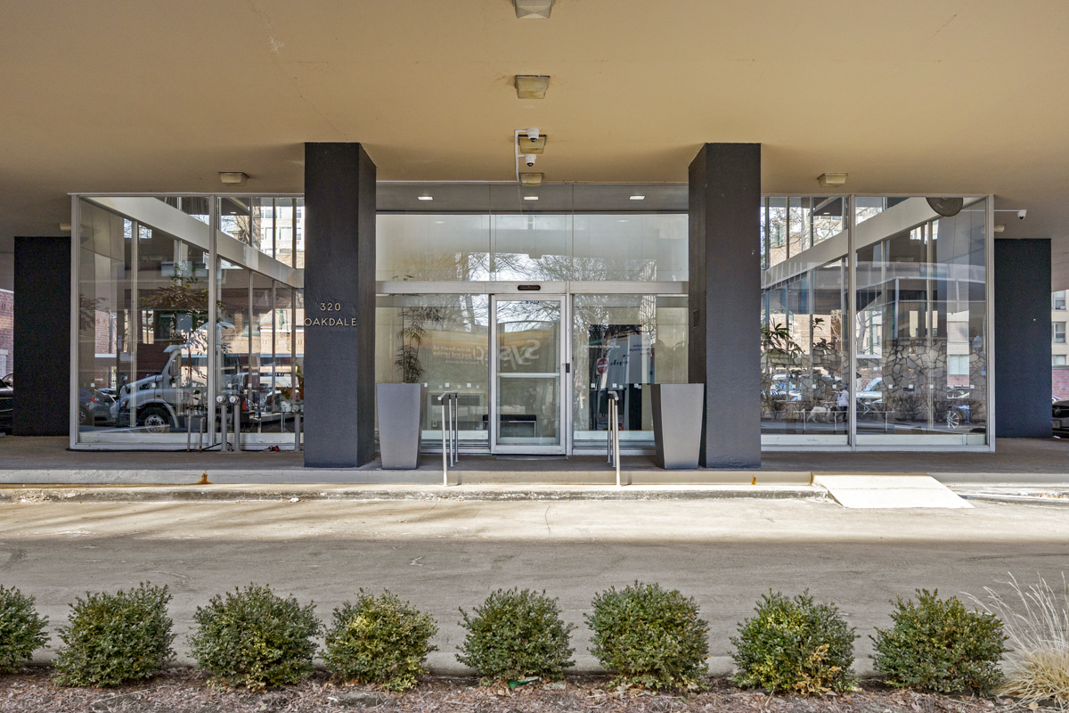 320 W OAKDALE Avenue 1301-1302