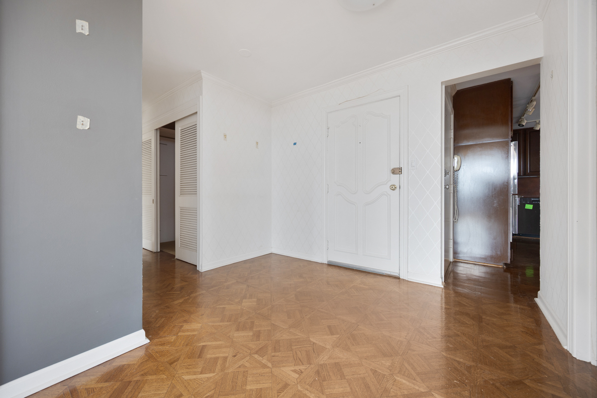 320 W OAKDALE Avenue 1301-1302