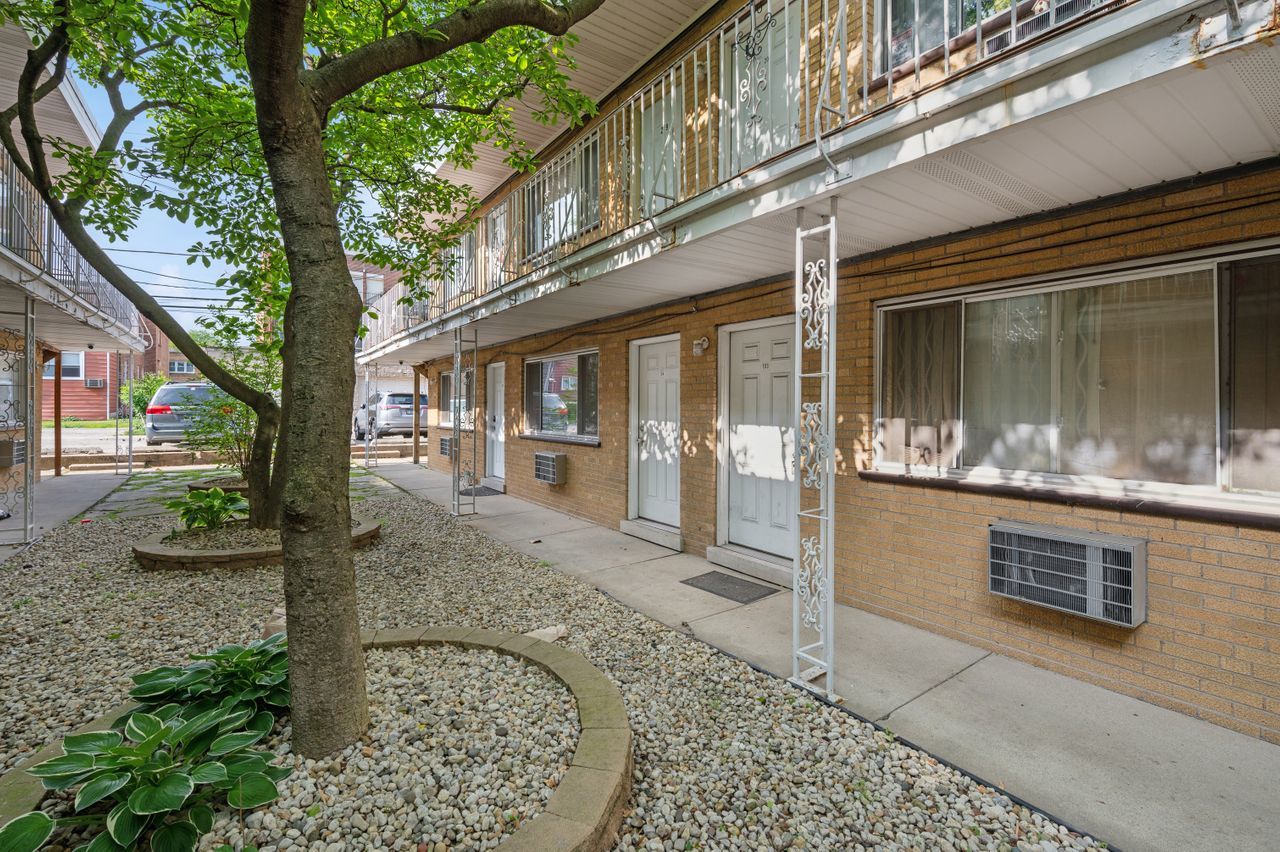 2524 W Foster Avenue 104
