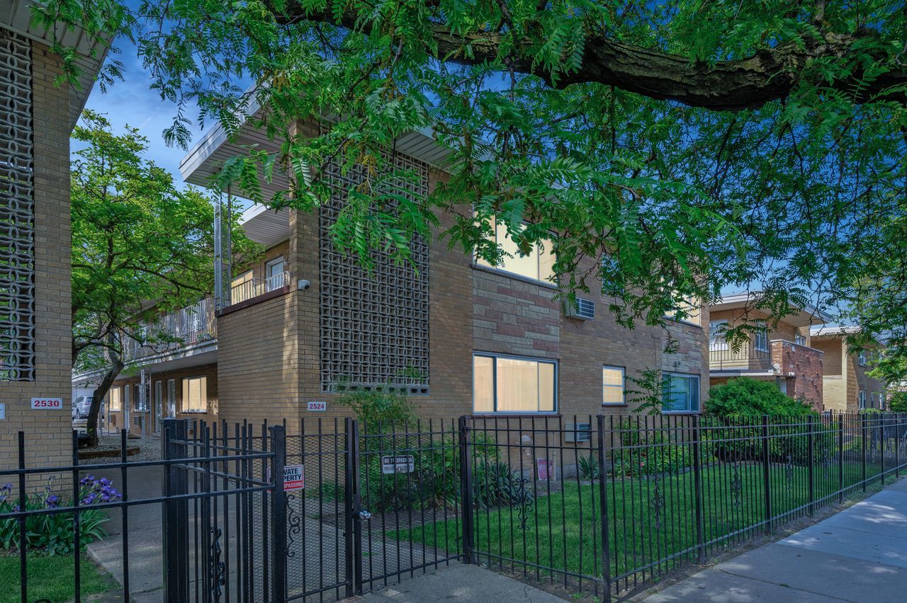 2524 W Foster Avenue 104