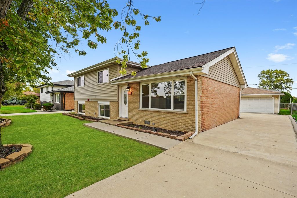 Photo for 8229 S 76th Avenue S, Bridgeview, IL 60455 (MLS # 12495433)