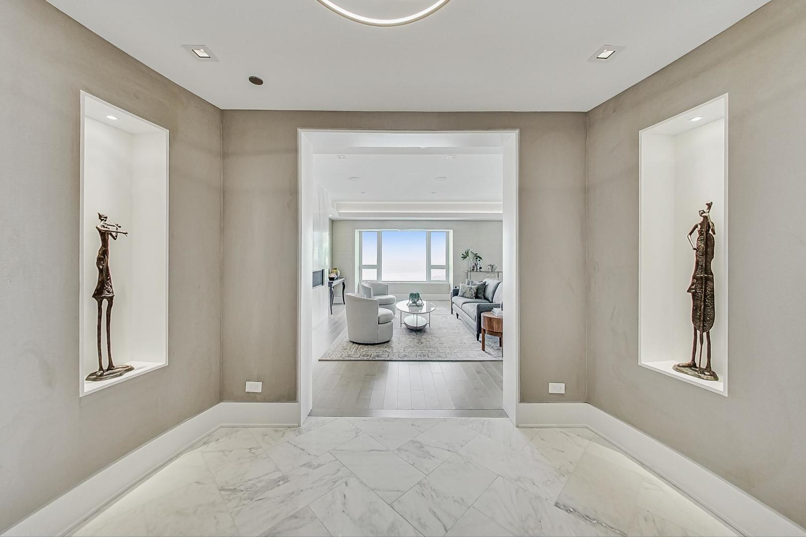800 N Michigan Avenue 5201