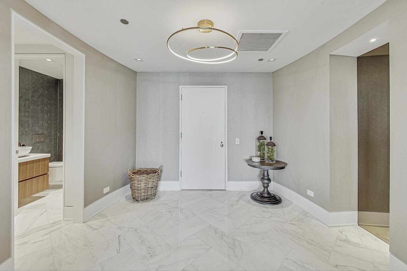 800 N Michigan Avenue 5201
