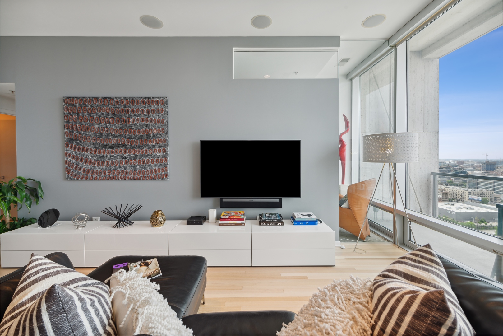 Chicago, Illinois 60654, United States, 2 Bedrooms Bedrooms, ,2 BathroomsBathrooms,Residential,Active,219948