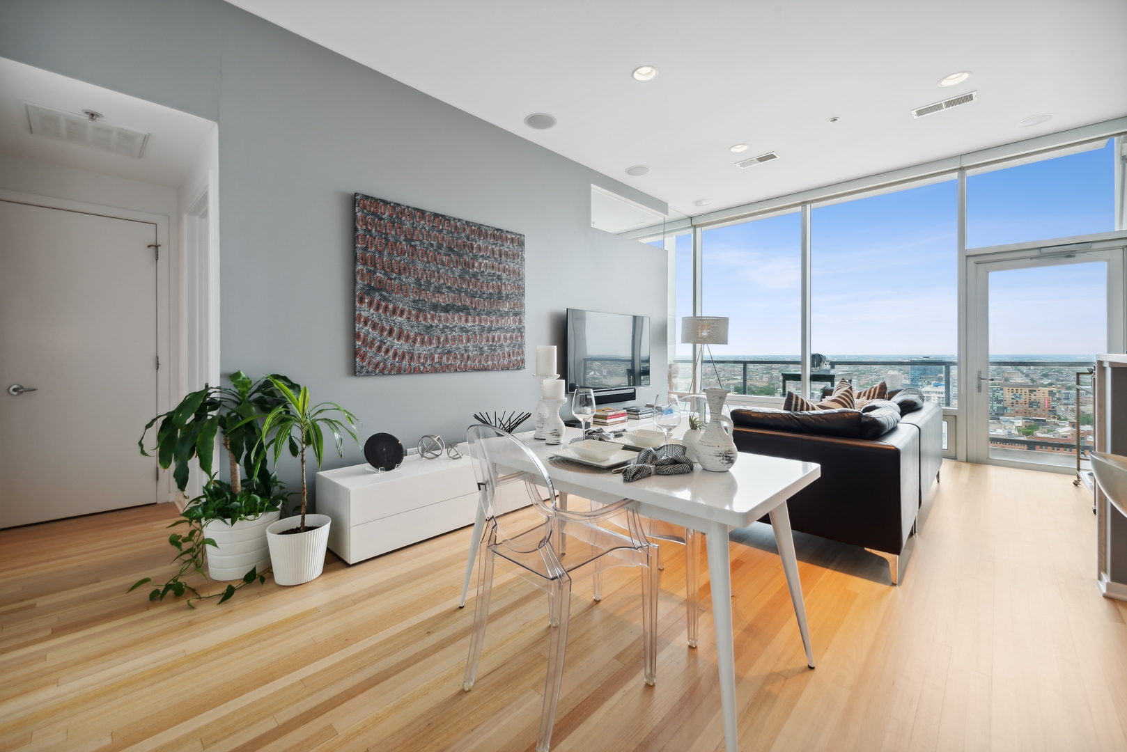 Chicago, Illinois 60654, United States, 2 Bedrooms Bedrooms, ,2 BathroomsBathrooms,Residential,Active,219948