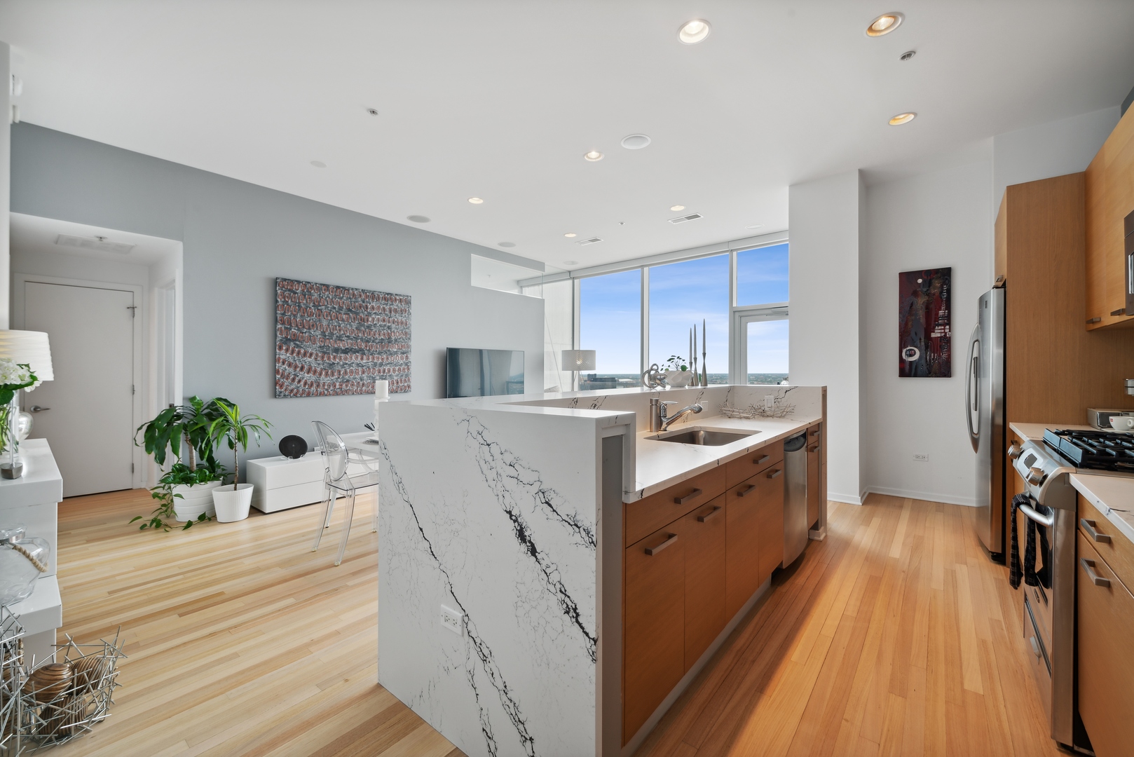 Chicago, Illinois 60654, United States, 2 Bedrooms Bedrooms, ,2 BathroomsBathrooms,Residential,Active,219948