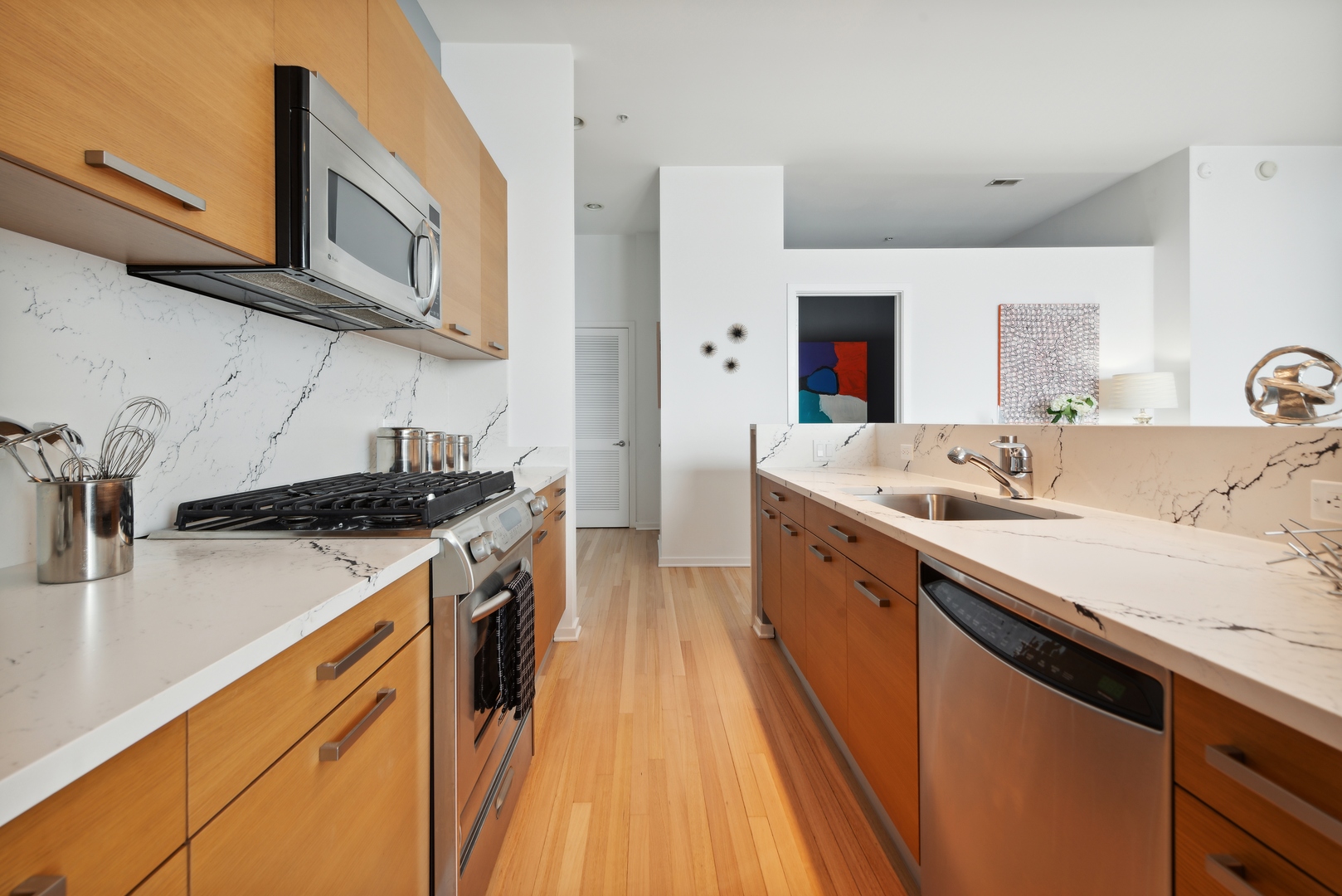 Chicago, Illinois 60654, United States, 2 Bedrooms Bedrooms, ,2 BathroomsBathrooms,Residential,Active,219948