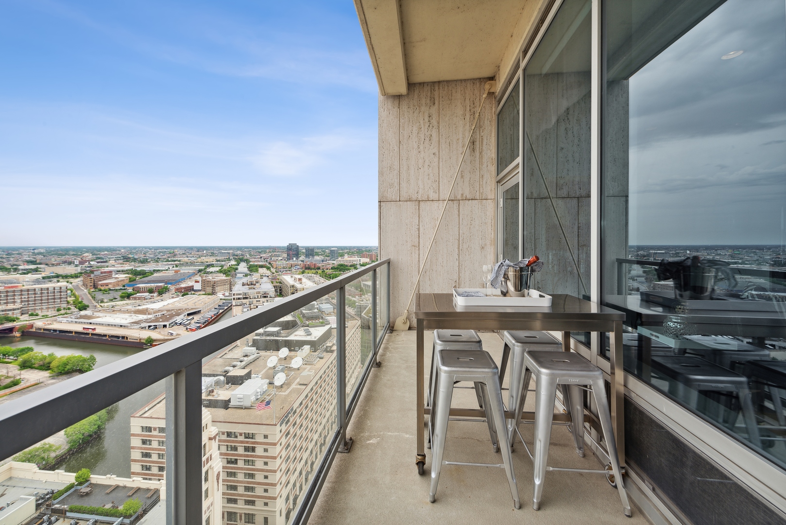 Chicago, Illinois 60654, United States, 2 Bedrooms Bedrooms, ,2 BathroomsBathrooms,Residential,Active,219948