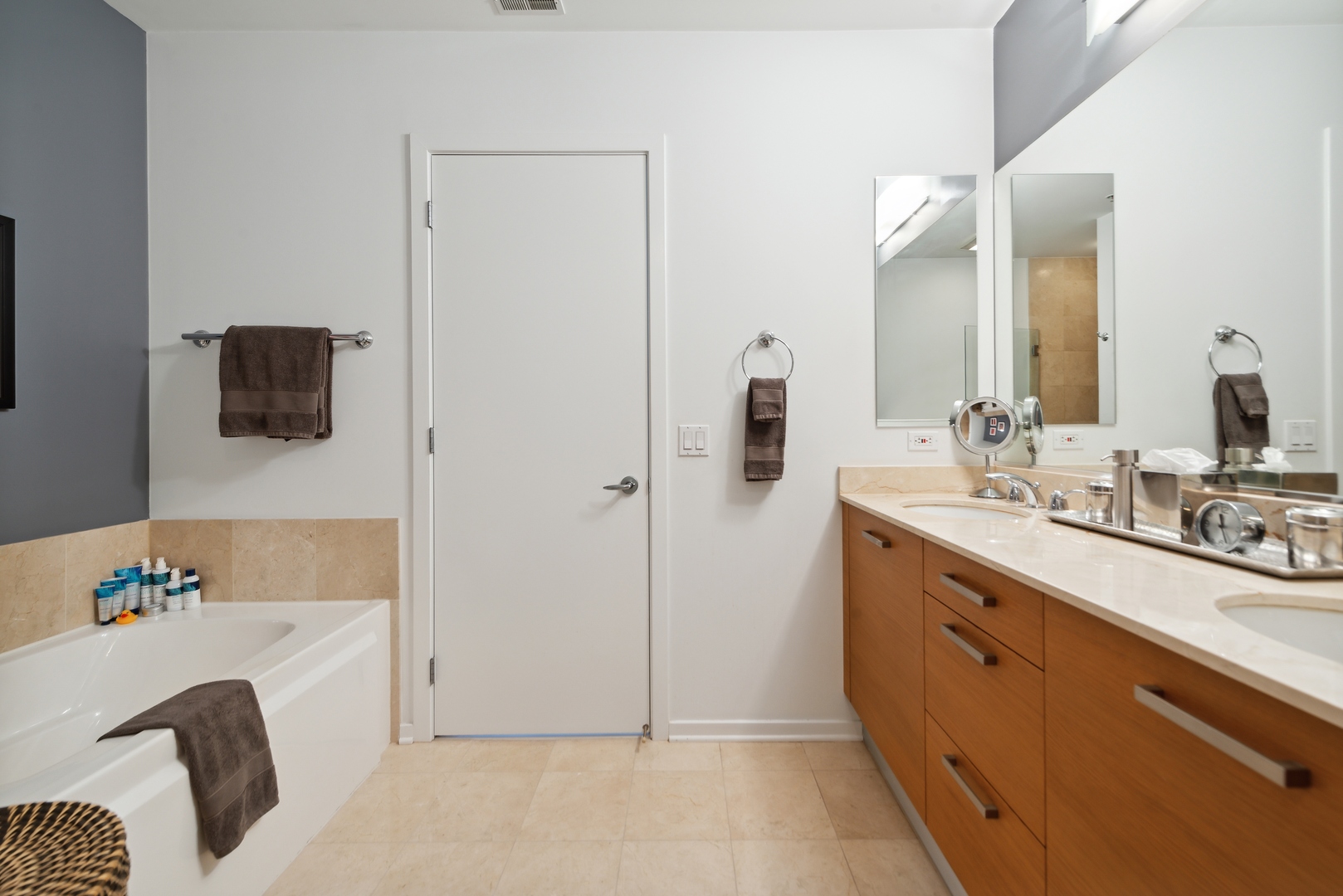 Chicago, Illinois 60654, United States, 2 Bedrooms Bedrooms, ,2 BathroomsBathrooms,Residential,Active,219948