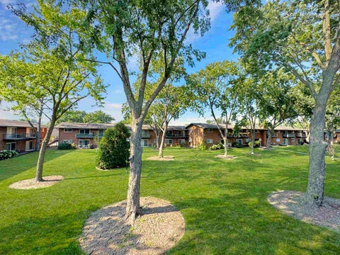 Tiny photo for 1910 W Hatherleigh Court #2C, Mount Prospect, IL 60056 (MLS # 12733147)