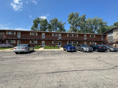 Photo of 1910 W Hatherleigh Court #2C, Mount Prospect, IL 60056 (MLS # 12733147)