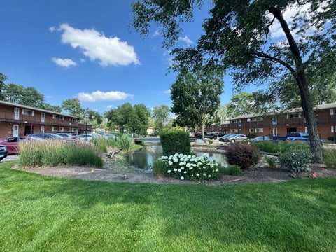Tiny photo for 1910 W Hatherleigh Court #2C, Mount Prospect, IL 60056 (MLS # 12733147)