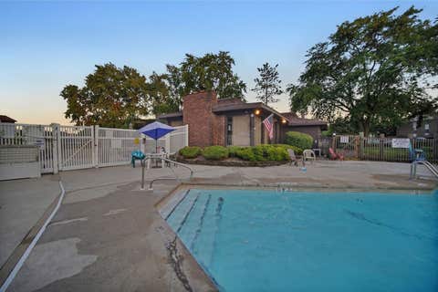 Tiny photo for 13911 James Drive #1011, Crestwood, IL 60418 (MLS # 12713308)