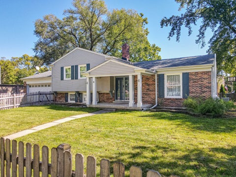 Tiny photo for 4 Tamarack Avenue, Naperville, IL 60540 (MLS # 12795587)