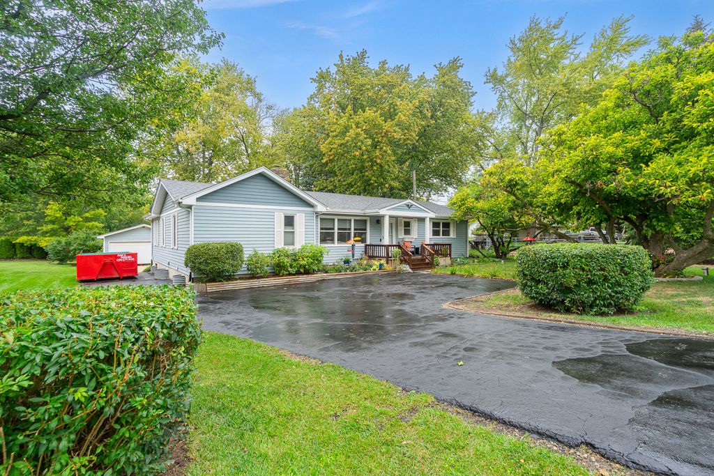 Photo for 1111 Hart Road, Batavia, IL 60510 (MLS # 12163239)