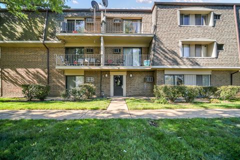 Tiny photo for 138 E Bailey Road #M, Naperville, IL 60565 (MLS # 12506202)
