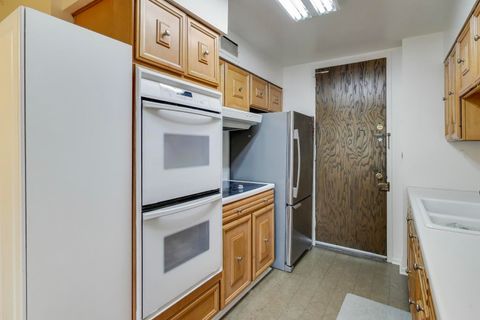 Tiny photo for 5901 N Sheridan Road #6K, Chicago, IL 60660 (MLS # 12546926)