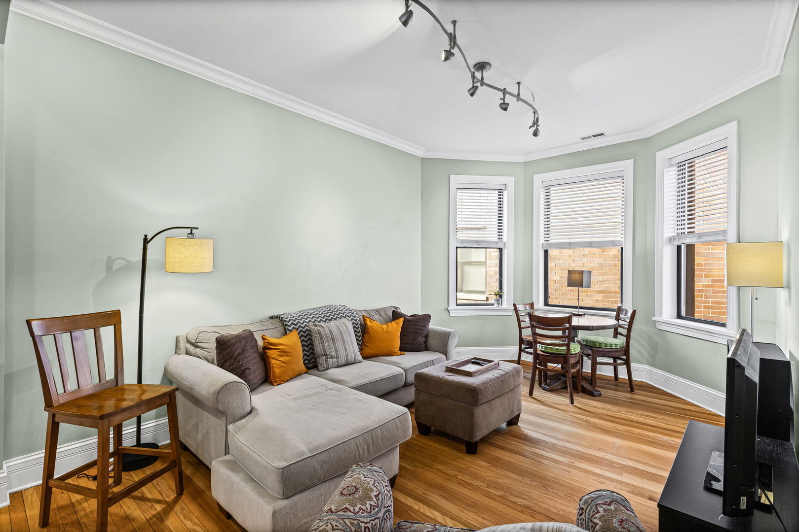 667 W Barry Avenue 3N