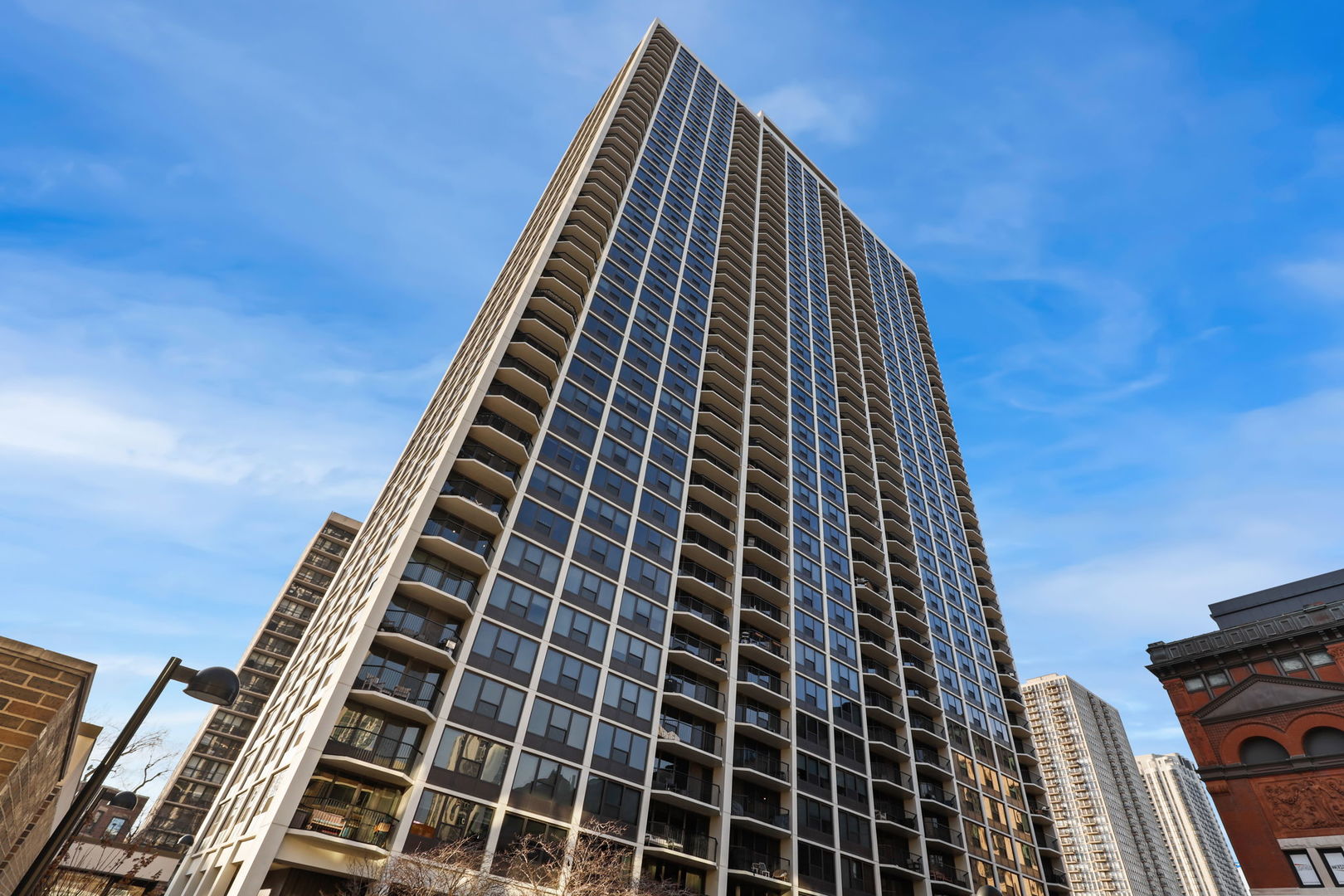 1560 N SANDBURG Terrace 2805J