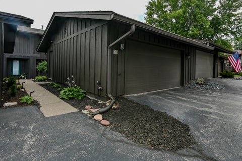 Photo of 6401 Utica Ridge Road #28, Davenport, IA 52807 (MLS # 12713823)