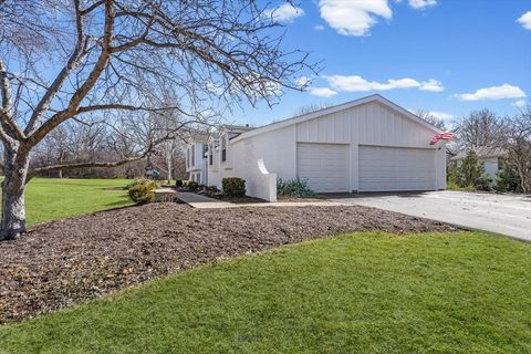 Tiny photo for 19 Golfview Lane, Lake Barrington, IL 60010 (MLS # 12552238)