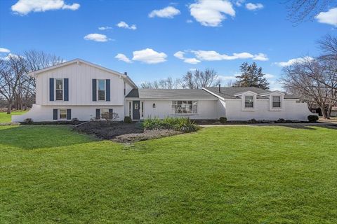 Photo of 19 Golfview Lane, Lake Barrington, IL 60010 (MLS # 12552238)