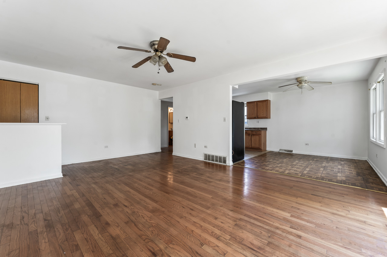 1042 W 107th Place