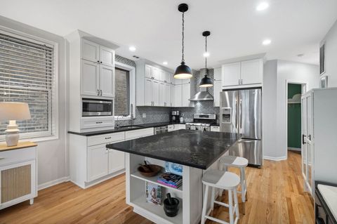 Tiny photo for 1420 W Hollywood Avenue #2, Chicago, IL 60660 (MLS # 12627315)