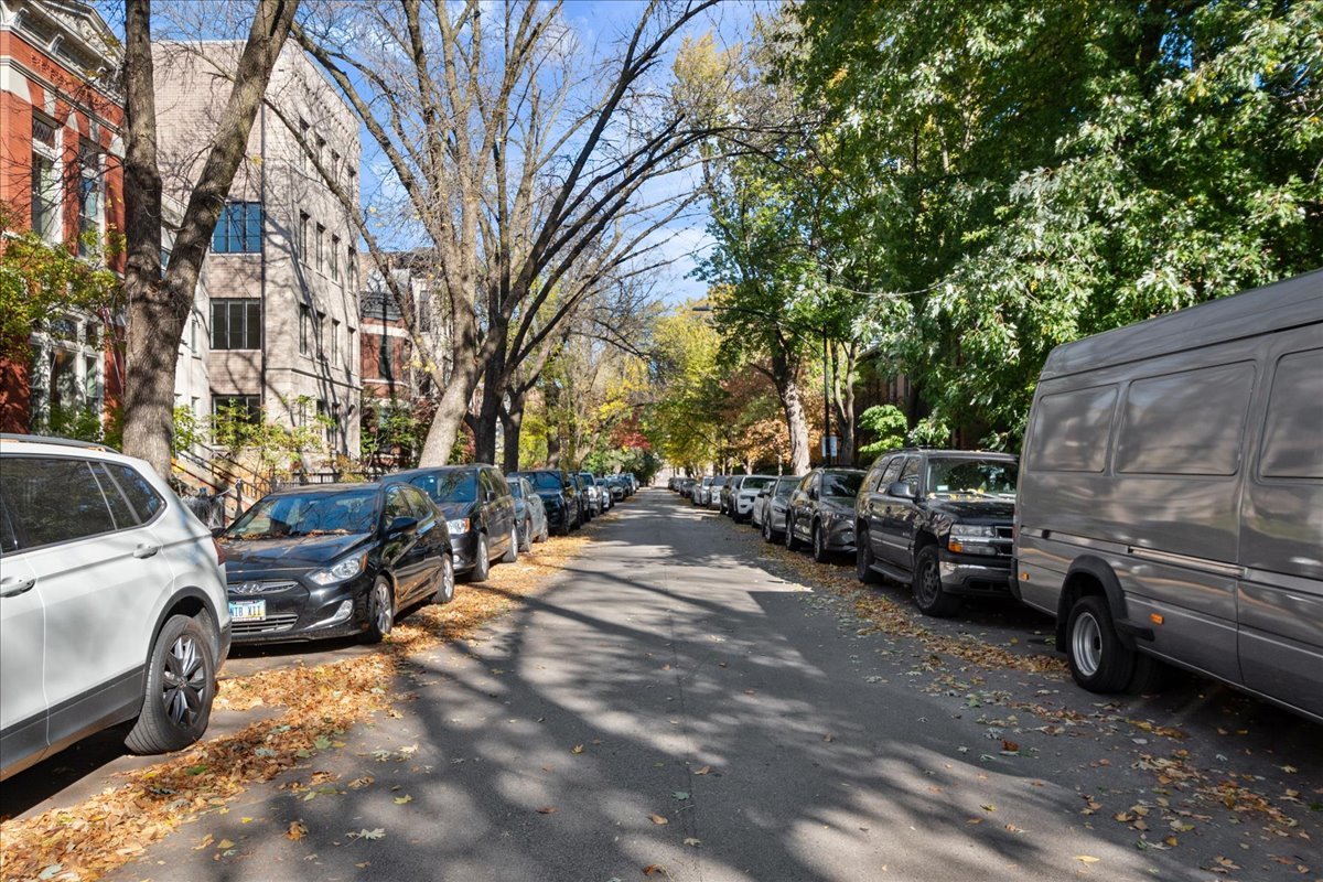 2208 N Burling Street